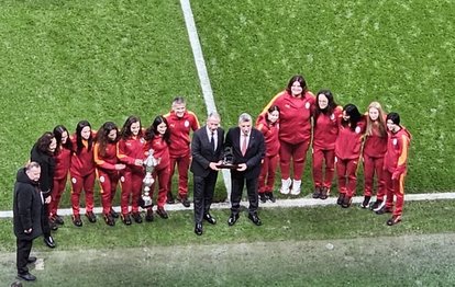 "Galatasaray Kadın Judo Takımı'ndan Namağlup Şampiyonluğa Özel Teşekkür Plaketi!"